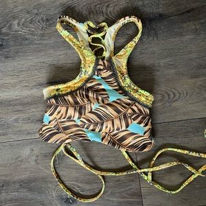 Bathing suit top with criss-cross back